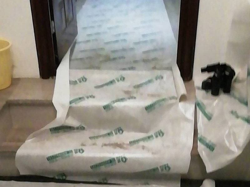 局部砌墻維修：首先根據(jù)房間情況進行定位，確定砌墻位置合理；攪拌好水泥砂漿，新舊墻體連接處，需要植筋，這樣墻體連接穩(wěn)固。植筋需要打鋼筋進舊墻體，深度要深；植筋出間隔大約為50厘米。墻上如果有門，需要做門梁，梁內(nèi)要有鋼筋。墻體砌好后，在水泥批蕩前，最好掛網(wǎng)處理，這樣水泥砂漿和墻體能更好結(jié)合，防止以后出現(xiàn)裂痕。批蕩后，要保養(yǎng)一段時間。就是定期灑點水上去啦。