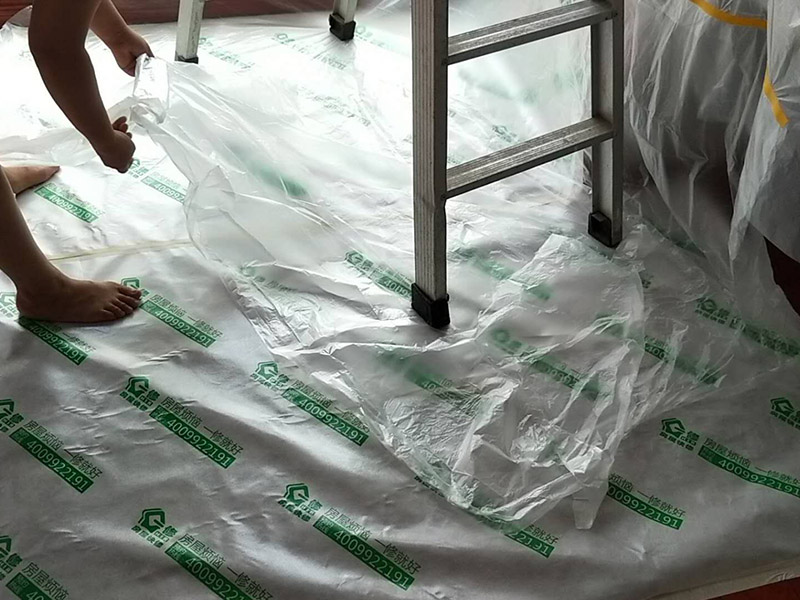 墻面頂部修補：1、看墻面是不是抹灰層已經(jīng)松動，如果松動直接砸掉，重新抹灰直到結(jié)實了為止。2、如果墻面是石膏板墻面就貼紙質(zhì)的繃帶在接縫處。3、如果墻面縫只有幾毫米不補難看可以鏟了膩子，在縫隙補水泥或者石膏（最好攙點膠）。4、搞定了以后貼繃帶刮平膩子。5、等干了后打磨滾刷乳膠漆。對于局部剝落比較嚴重的情況，就有必要考慮是否是墻面基底根本沒做好的原因。將原墻體鏟除至墻面基層，用界面劑或者封固底漆重新涂刷一遍，再按照粉刷石膏找平、貼網(wǎng)格布(加固防裂)、批刮墻襯三遍后打磨平整，整個基層質(zhì)量此時就會好很多。