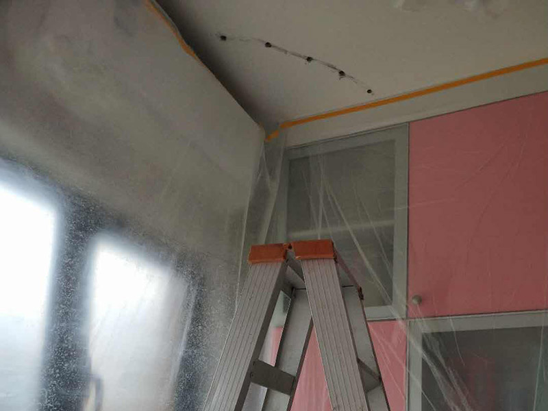 墻面頂部修補：1、看墻面是不是抹灰層已經(jīng)松動，如果松動直接砸掉，重新抹灰直到結(jié)實了為止。2、如果墻面是石膏板墻面就貼紙質(zhì)的繃帶在接縫處。3、如果墻面縫只有幾毫米不補難看可以鏟了膩子，在縫隙補水泥或者石膏（最好攙點膠）。4、搞定了以后貼繃帶刮平膩子。5、等干了后打磨滾刷乳膠漆。對于局部剝落比較嚴重的情況，就有必要考慮是否是墻面基底根本沒做好的原因。將原墻體鏟除至墻面基層，用界面劑或者封固底漆重新涂刷一遍，再按照粉刷石膏找平、貼網(wǎng)格布(加固防裂)、批刮墻襯三遍后打磨平整，整個基層質(zhì)量此時就會好很多。