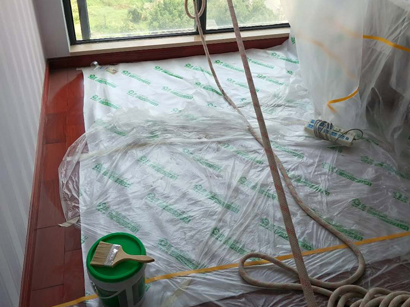 墻面頂部修補：1、看墻面是不是抹灰層已經(jīng)松動，如果松動直接砸掉，重新抹灰直到結(jié)實了為止。2、如果墻面是石膏板墻面就貼紙質(zhì)的繃帶在接縫處。3、如果墻面縫只有幾毫米不補難看可以鏟了膩子，在縫隙補水泥或者石膏（最好攙點膠）。4、搞定了以后貼繃帶刮平膩子。5、等干了后打磨滾刷乳膠漆。對于局部剝落比較嚴重的情況，就有必要考慮是否是墻面基底根本沒做好的原因。將原墻體鏟除至墻面基層，用界面劑或者封固底漆重新涂刷一遍，再按照粉刷石膏找平、貼網(wǎng)格布(加固防裂)、批刮墻襯三遍后打磨平整，整個基層質(zhì)量此時就會好很多。