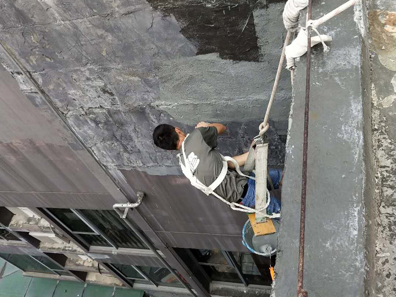 外墻防水維修：1、基層處理：首先要將基層表面的灰塵等清理干凈，一些脆裂的舊層和不耐水的涂層要鏟除，如果有凹處可以用水泥砂漿抹平，小的孔洞和裂縫用水泥乳修補(bǔ)好。 2、刷底膠： 刷底膠時(shí)，先要將墻面專用的膠水按照說明上的比例上加水進(jìn)行稀釋，然后在基層處理好的墻面上用輥筒均勻地涂刷一至二遍膠水打底，涂層膠水要均勻，也不能涂得過多和過少。 3、局部補(bǔ)膩?zhàn)樱夯鶎哟虻赘稍锖螅媚佔(zhàn)诱已a(bǔ)不平之處，干后砂平。成品膩?zhàn)邮褂们皯?yīng)攪勻，膩?zhàn)悠頃r(shí)可酌量加清水調(diào)節(jié)。 4、滿刮膩?zhàn)樱簩⒄{(diào)配好的膩?zhàn)臃旁谕邪迳?，用橡皮刮板進(jìn)行涂刷，建議從上往下涂，基層一般要涂刷2-3遍，每一遍的膩?zhàn)硬荒芴?，膩?zhàn)油克⒑笠皶r(shí)用砂紙打磨，打磨時(shí)力底要適中，不能有波浪形等，打磨好后掃去灰塵就可以了。 5、刷底涂料：底料按照產(chǎn)品說明書進(jìn)行稀釋然后攪拌均勻，用滾筒在墻面涂刷，要均勻，不要漏刷，也不能刷得太厚，底料干后如果有要修補(bǔ)的地方，建議用膩?zhàn)有迯?fù)然后砂平。