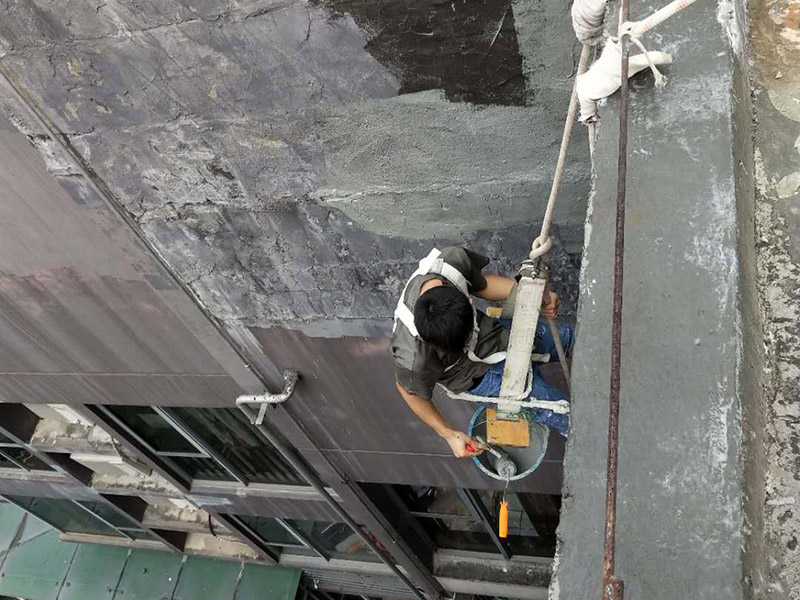 外墻防水維修：1、基層處理：首先要將基層表面的灰塵等清理干凈，一些脆裂的舊層和不耐水的涂層要鏟除，如果有凹處可以用水泥砂漿抹平，小的孔洞和裂縫用水泥乳修補(bǔ)好。 2、刷底膠： 刷底膠時(shí)，先要將墻面專用的膠水按照說明上的比例上加水進(jìn)行稀釋，然后在基層處理好的墻面上用輥筒均勻地涂刷一至二遍膠水打底，涂層膠水要均勻，也不能涂得過多和過少。 3、局部補(bǔ)膩?zhàn)樱夯鶎哟虻赘稍锖螅媚佔(zhàn)诱已a(bǔ)不平之處，干后砂平。成品膩?zhàn)邮褂们皯?yīng)攪勻，膩?zhàn)悠頃r(shí)可酌量加清水調(diào)節(jié)。 4、滿刮膩?zhàn)樱簩⒄{(diào)配好的膩?zhàn)臃旁谕邪迳希孟鹌す伟暹M(jìn)行涂刷，建議從上往下涂，基層一般要涂刷2-3遍，每一遍的膩?zhàn)硬荒芴?，膩?zhàn)油克⒑笠皶r(shí)用砂紙打磨，打磨時(shí)力底要適中，不能有波浪形等，打磨好后掃去灰塵就可以了。 5、刷底涂料：底料按照產(chǎn)品說明書進(jìn)行稀釋然后攪拌均勻，用滾筒在墻面涂刷，要均勻，不要漏刷，也不能刷得太厚，底料干后如果有要修補(bǔ)的地方，建議用膩?zhàn)有迯?fù)然后砂平。