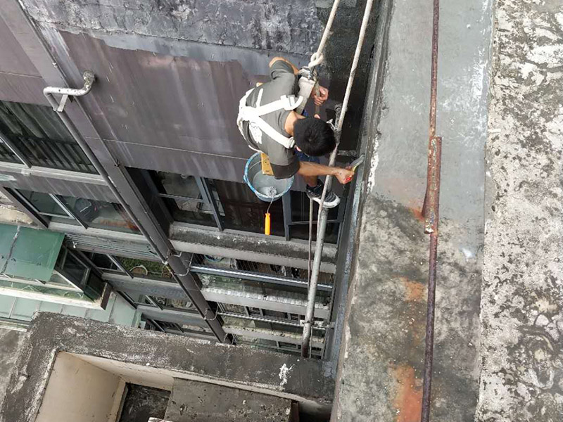 外墻防水維修：1、基層處理：首先要將基層表面的灰塵等清理干凈，一些脆裂的舊層和不耐水的涂層要鏟除，如果有凹處可以用水泥砂漿抹平，小的孔洞和裂縫用水泥乳修補(bǔ)好。 2、刷底膠： 刷底膠時(shí)，先要將墻面專用的膠水按照說明上的比例上加水進(jìn)行稀釋，然后在基層處理好的墻面上用輥筒均勻地涂刷一至二遍膠水打底，涂層膠水要均勻，也不能涂得過多和過少。 3、局部補(bǔ)膩?zhàn)樱夯鶎哟虻赘稍锖?，用膩?zhàn)诱已a(bǔ)不平之處，干后砂平。成品膩?zhàn)邮褂们皯?yīng)攪勻，膩?zhàn)悠頃r(shí)可酌量加清水調(diào)節(jié)。 4、滿刮膩?zhàn)樱簩⒄{(diào)配好的膩?zhàn)臃旁谕邪迳?，用橡皮刮板進(jìn)行涂刷，建議從上往下涂，基層一般要涂刷2-3遍，每一遍的膩?zhàn)硬荒芴瘢佔(zhàn)油克⒑笠皶r(shí)用砂紙打磨，打磨時(shí)力底要適中，不能有波浪形等，打磨好后掃去灰塵就可以了。 5、刷底涂料：底料按照產(chǎn)品說明書進(jìn)行稀釋然后攪拌均勻，用滾筒在墻面涂刷，要均勻，不要漏刷，也不能刷得太厚，底料干后如果有要修補(bǔ)的地方，建議用膩?zhàn)有迯?fù)然后砂平。