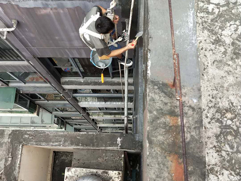 外墻防水維修：1、基層處理：首先要將基層表面的灰塵等清理干凈，一些脆裂的舊層和不耐水的涂層要鏟除，如果有凹處可以用水泥砂漿抹平，小的孔洞和裂縫用水泥乳修補(bǔ)好。 2、刷底膠： 刷底膠時(shí)，先要將墻面專用的膠水按照說明上的比例上加水進(jìn)行稀釋，然后在基層處理好的墻面上用輥筒均勻地涂刷一至二遍膠水打底，涂層膠水要均勻，也不能涂得過多和過少。 3、局部補(bǔ)膩?zhàn)樱夯鶎哟虻赘稍锖?，用膩?zhàn)诱已a(bǔ)不平之處，干后砂平。成品膩?zhàn)邮褂们皯?yīng)攪勻，膩?zhàn)悠頃r(shí)可酌量加清水調(diào)節(jié)。 4、滿刮膩?zhàn)樱簩⒄{(diào)配好的膩?zhàn)臃旁谕邪迳希孟鹌す伟暹M(jìn)行涂刷，建議從上往下涂，基層一般要涂刷2-3遍，每一遍的膩?zhàn)硬荒芴?，膩?zhàn)油克⒑笠皶r(shí)用砂紙打磨，打磨時(shí)力底要適中，不能有波浪形等，打磨好后掃去灰塵就可以了。 5、刷底涂料：底料按照產(chǎn)品說明書進(jìn)行稀釋然后攪拌均勻，用滾筒在墻面涂刷，要均勻，不要漏刷，也不能刷得太厚，底料干后如果有要修補(bǔ)的地方，建議用膩?zhàn)有迯?fù)然后砂平。