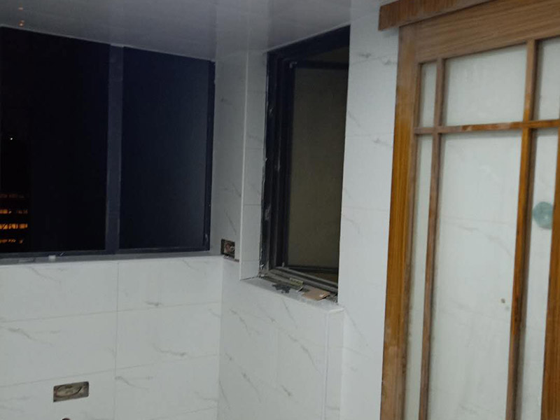 衛(wèi)生間瓷磚鋪貼：基層處理：把沾在基層上的浮漿、落地灰等用暫子或鋼絲刷清理掉，再用掃帚將浮土清掃干凈。找標(biāo)高：根據(jù)水平標(biāo)準(zhǔn)線和設(shè)計厚度，在四周墻、柱上彈出面層的上平標(biāo)高控制線。排磚：將房間依照磚的尺寸留縫大小，排出磚的放置位置，并在基層地面彈出十字控制線和分格線。鋪設(shè)結(jié)合層砂漿：鋪設(shè)前應(yīng)將基底濕潤，并在基底上刷一道素水泥漿或界面結(jié)合劑，隨刷隨鋪設(shè)攪拌均勻的干硬性水泥砂漿。鋪磚時應(yīng)先在房間中間按照十字線鋪設(shè)十字控制磚，之后按照十字控制磚向四周鋪設(shè)，并隨時用2m靠尺和水平尺檢查平整度。大面積鋪貼時應(yīng)分段、分部位鋪貼。養(yǎng)護(hù)：當(dāng)磚面層鋪貼完24h內(nèi)應(yīng)開始澆水養(yǎng)護(hù)，養(yǎng)護(hù)時間不得小于7d。