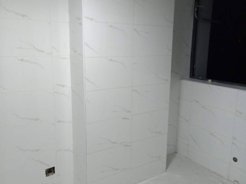 衛(wèi)生間瓷磚鋪貼：基層處理：把沾在基層上的浮漿、落地灰等用暫子或鋼絲刷清理掉，再用掃帚將浮土清掃干凈。找標(biāo)高：根據(jù)水平標(biāo)準(zhǔn)線和設(shè)計厚度，在四周墻、柱上彈出面層的上平標(biāo)高控制線。排磚：將房間依照磚的尺寸留縫大小，排出磚的放置位置，并在基層地面彈出十字控制線和分格線。鋪設(shè)結(jié)合層砂漿：鋪設(shè)前應(yīng)將基底濕潤，并在基底上刷一道素水泥漿或界面結(jié)合劑，隨刷隨鋪設(shè)攪拌均勻的干硬性水泥砂漿。鋪磚時應(yīng)先在房間中間按照十字線鋪設(shè)十字控制磚，之后按照十字控制磚向四周鋪設(shè)，并隨時用2m靠尺和水平尺檢查平整度。大面積鋪貼時應(yīng)分段、分部位鋪貼。養(yǎng)護(hù)：當(dāng)磚面層鋪貼完24h內(nèi)應(yīng)開始澆水養(yǎng)護(hù)，養(yǎng)護(hù)時間不得小于7d。