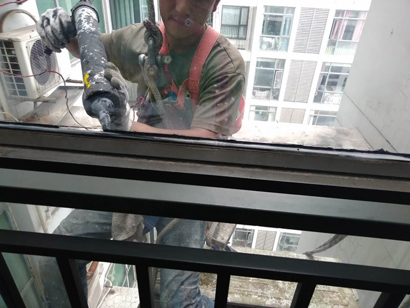 窗戶打膠翻新：1.門窗打膠，安裝地板窗框時，應(yīng)連接水平和垂直拉線。每層的水平相同，上側(cè)和下側(cè)是直的。當(dāng)窗框和墻壁固定時，首先固定上框架，固定后框架，并用塑料膨脹螺栓固定。 2.孔與開口之間的膨脹節(jié)內(nèi)腔填充有閉孔泡沫，發(fā)泡劑等彈性材料，表面用密封膠密封。門窗的安裝必須牢固。嵌入式部件的數(shù)量，位置和埋設(shè)連接方法必須符合設(shè)計要求。用于固定每根鋼筋的緊固件必須不小于3，間距不應(yīng)超過300毫米。與鋼制端部的距離不應(yīng)超過100毫米。