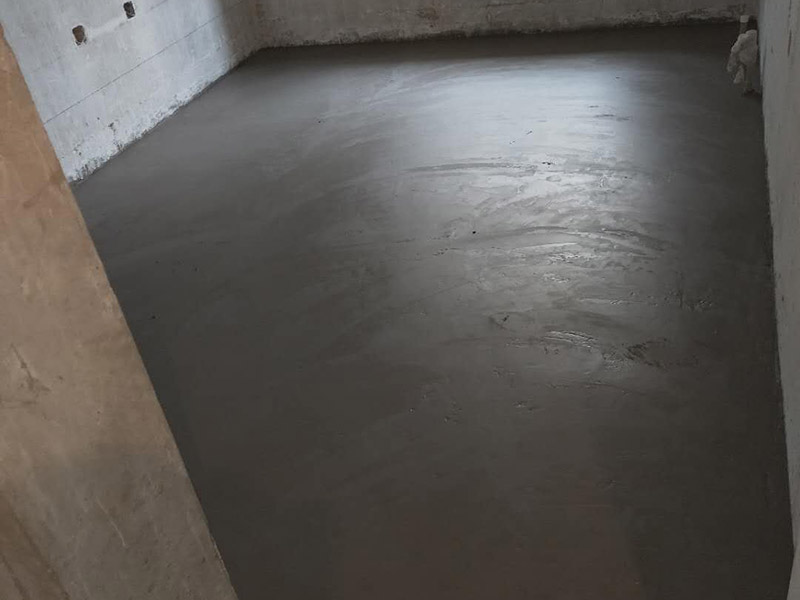 地面找平處理：1、若地面基層尚可的情況下，可考慮選擇石膏地面找平法。因?yàn)榈孛嬲w還算平整，只有局部不平，使用這種方法可不增高地面，對(duì)層高不會(huì)有任何影響。而且施工簡(jiǎn)單、快速，容易干燥。不過(guò)，不適合大面積地面找平。 開始地面找平的第一步，對(duì)地面基層進(jìn)行打磨處理，然后涂刷一遍界面劑，干燥后繼續(xù)涂刷第二遍;接著調(diào)配自流平水泥，使用工具來(lái)推，并借助滾筒工具來(lái)壓均勻，最后要保護(hù)地面等待完全干燥。 2、2、水泥砂漿地面找平 　這是最傳統(tǒng)的地面找平方式，適合各種地面找平。不過(guò)采用這種方式會(huì)增加地面厚度，大約在2.5cm&mdash;3.5cm，若對(duì)此有要求的朋友，請(qǐng)慎重選擇。水泥砂漿地面找平對(duì)水泥砂漿的配比有嚴(yán)格要求，沒(méi)弄好的話，地面容易起灰、起砂，甚至出現(xiàn)裂紋。因此，務(wù)必配好水泥砂漿，避免出現(xiàn)這些問(wèn)題，并在地面找平時(shí)注意施工。 先對(duì)地面基層打磨，尤其是凸起的地方，盡量打磨平齊;之后找地面的高度，并彈線標(biāo)記;抹灰餅和標(biāo)筋后，開始刷水泥砂漿，將地面全部鋪平;可使用木抹子將其搓平，確保平整，并用鐵抹子來(lái)壓光，通常要壓三遍，最后做地面養(yǎng)護(hù)等待自然干燥。