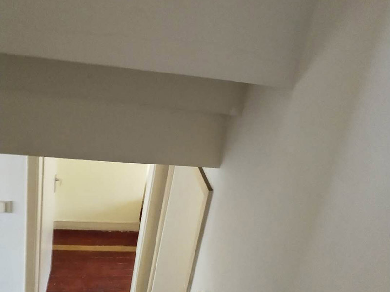 墻面翻新裝修：1、清理墻面： 舊墻面在翻新前一定要做墻面基底處理，粉化嚴重的要全部鏟除，鏟除后抹上一層白水泥，原來墻面過于光滑、刷過油漆的鏟除后還要做打磨處理，把粘結不牢的表皮去掉，便于新涂料和墻體粘結。 2、涂刷底漆： 墻面底漆的作用是抗堿防潮、封固基材、保護面漆，提高面漆的質感和遮蓋力，對于老房翻新，墻面一定要做底漆，如果沒有刷底漆就直接上面漆的話，時間一長墻面容易起泡、發(fā)霉，太陽照曬時間長了也容易變色。 3、大面積修補： 已經上好面漆的墻面要修補會比較麻煩，容易產生色差，材料的使用時間不同，質量也難以保證，很難達到理想效果。 所以墻面的修補最好是整塊墻面，或是盡可能地選擇較大面積進行修補，這樣可以盡量避免產生色差，修補后的質量也更好。