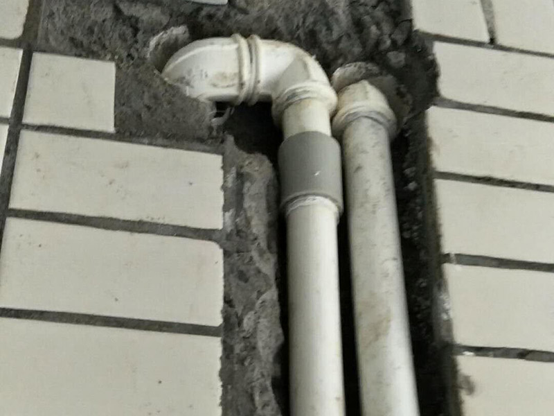 水管維修改造：　1、開(kāi)槽。先彈線(xiàn)，再開(kāi)槽，管路開(kāi)槽按照要求必須是平行線(xiàn)和垂直線(xiàn)。對(duì)于平行走線(xiàn)的管路一律控制在60-90厘米高，如果安裝了水龍頭的管路記得要能夠垂直。
2、安裝。管道分為冷水管和熱水管，暗藏管道要杜絕使用鍍鋅鐵管?？梢酝ㄟ^(guò)施工人員和業(yè)主商量水域和使用功能，安排水電師傅排放安裝好的所有水龍頭和用水位置。要是沒(méi)有完整圖紙的和業(yè)主溝通增加現(xiàn)場(chǎng)定位水路使用功能。
3、檢驗(yàn)。一定要對(duì)管道進(jìn)行檢查，關(guān)系到以后水路安全問(wèn)題，我們可以通過(guò)試壓方法做管道檢查，試壓是管道檢查滲漏的方法之一，可以先堵頭將所有內(nèi)絲堵死。用壓力表打壓(家裝一般6--8kg)試水。打壓之后檢查所有管道所有接頭。
　4、防水。水路管道裝好之后，用水泥沙子混合封好衛(wèi)生間的線(xiàn)槽，等線(xiàn)槽和地面干后，再次清洗地面和墻面，墻地面水分干了就可以做防水，墻面防水最好在80cm以上高。要是廚房墻背面有家具的墻面，必須做滿(mǎn)墻，才能帶來(lái)好的防潮效果。
5、電路開(kāi)槽。和業(yè)主商量用電功能和要求之后，和電工師傅交底，彈好平行和垂直開(kāi)槽。
6、電路布線(xiàn)。對(duì)于電路布線(xiàn)家用2.5&mdash;6平米以上銅芯線(xiàn)、16mm以上線(xiàn)管。而強(qiáng)弱電線(xiàn)管與暗合要分開(kāi)。