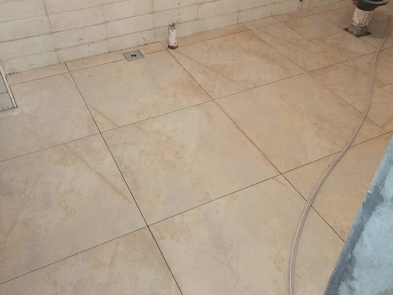 衛(wèi)生間貼地磚維修：1、鋪貼衛(wèi)生間瓷磚的水泥砂漿比例 粘貼衛(wèi)生間瓷磚采用的水泥標號為425號水泥，水泥沙子的混合比例不要大于1：3，水泥含量過重的話，會因為水泥的膨脹系數高而導致瓷磚的開裂，減少瓷磚的使用壽命。 2、衛(wèi)生間瓷磚泡水時長 衛(wèi)生間如果采用釉面墻磚，用水泥砂漿作為粘接劑，瓷磚需要經過泡水后鋪貼，泡水的時間以瓷磚完全浸泡后不冒氣泡的時間為宜，一般為三十分鐘就可以了。 3、鋪貼要留縫 鋪貼衛(wèi)生間瓷磚無論是否屬于無縫磚，都必須留縫，建議不小于1mm，普通墻磚以1.5&mdash;2mm為宜，仿古磚縫隙可以適當的加寬。 4、衛(wèi)生間墻磚鋪貼高度 衛(wèi)生間墻磚的鋪貼高度要高于吊頂的高度，一般不小于10公分為宜。 5、瓷磚紋理對齊 鋪貼瓷磚時注意瓷磚的紋理，做到順紋理鋪貼，花磚腰線有正反方向的要注意其方向，不要貼倒了，花磚腰線的紋理和磚的紋理一致。