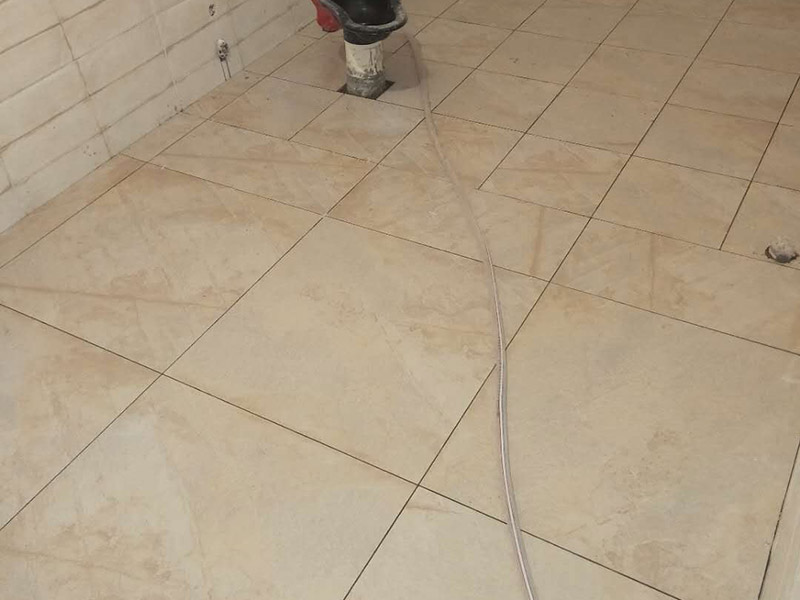 衛(wèi)生間貼地磚維修：1、鋪貼衛(wèi)生間瓷磚的水泥砂漿比例 粘貼衛(wèi)生間瓷磚采用的水泥標號為425號水泥，水泥沙子的混合比例不要大于1：3，水泥含量過重的話，會因為水泥的膨脹系數高而導致瓷磚的開裂，減少瓷磚的使用壽命。 2、衛(wèi)生間瓷磚泡水時長 衛(wèi)生間如果采用釉面墻磚，用水泥砂漿作為粘接劑，瓷磚需要經過泡水后鋪貼，泡水的時間以瓷磚完全浸泡后不冒氣泡的時間為宜，一般為三十分鐘就可以了。 3、鋪貼要留縫 鋪貼衛(wèi)生間瓷磚無論是否屬于無縫磚，都必須留縫，建議不小于1mm，普通墻磚以1.5&mdash;2mm為宜，仿古磚縫隙可以適當的加寬。 4、衛(wèi)生間墻磚鋪貼高度 衛(wèi)生間墻磚的鋪貼高度要高于吊頂的高度，一般不小于10公分為宜。 5、瓷磚紋理對齊 鋪貼瓷磚時注意瓷磚的紋理，做到順紋理鋪貼，花磚腰線有正反方向的要注意其方向，不要貼倒了，花磚腰線的紋理和磚的紋理一致。