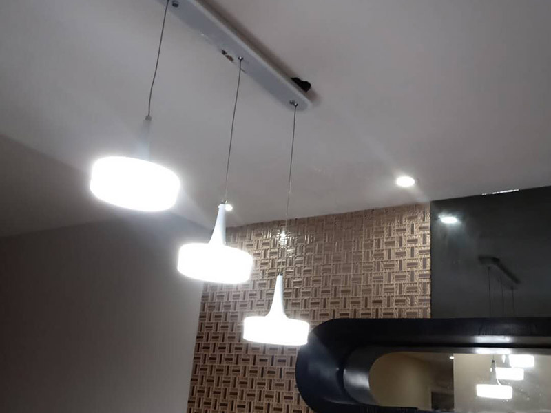 燈具插座安裝：1、吊燈：吊燈安裝在混凝土頂面上時，可采用預(yù)埋件、穿透螺栓及脹管螺栓緊固/2、吸頂燈：吸頂燈有圓形、方形或矩形底座（底盤），底座大小不等。3、壁燈根據(jù)底座的構(gòu)造可采用底臺或不用底臺，用底臺時應(yīng)先固定底臺，然后再將壁燈固定在底臺上。4、筒燈：根據(jù)筒燈尺寸、安裝位置在吊頂上劃線鉆孔，將吊頂內(nèi)預(yù)留電源線與筒燈連接通，調(diào)整筒燈固定彈簧片的蝶形螺母，使彈簧片的高度與吊頂厚度相同，把筒燈推入吊頂開孔處 , 并裝上合適的燈泡。