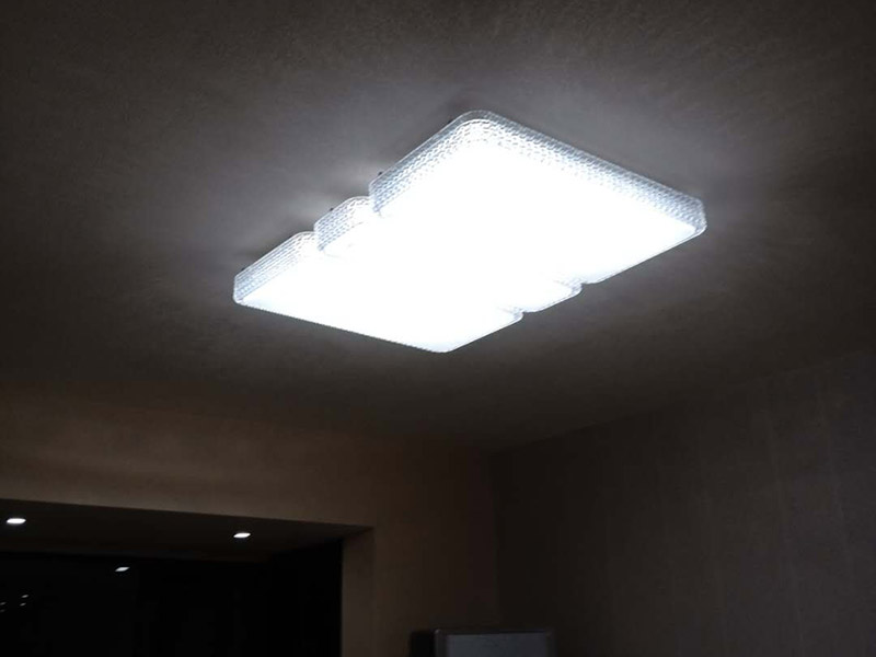 燈具插座安裝：1、吊燈：吊燈安裝在混凝土頂面上時，可采用預(yù)埋件、穿透螺栓及脹管螺栓緊固/2、吸頂燈：吸頂燈有圓形、方形或矩形底座（底盤），底座大小不等。3、壁燈根據(jù)底座的構(gòu)造可采用底臺或不用底臺，用底臺時應(yīng)先固定底臺，然后再將壁燈固定在底臺上。4、筒燈：根據(jù)筒燈尺寸、安裝位置在吊頂上劃線鉆孔，將吊頂內(nèi)預(yù)留電源線與筒燈連接通，調(diào)整筒燈固定彈簧片的蝶形螺母，使彈簧片的高度與吊頂厚度相同，把筒燈推入吊頂開孔處 , 并裝上合適的燈泡。