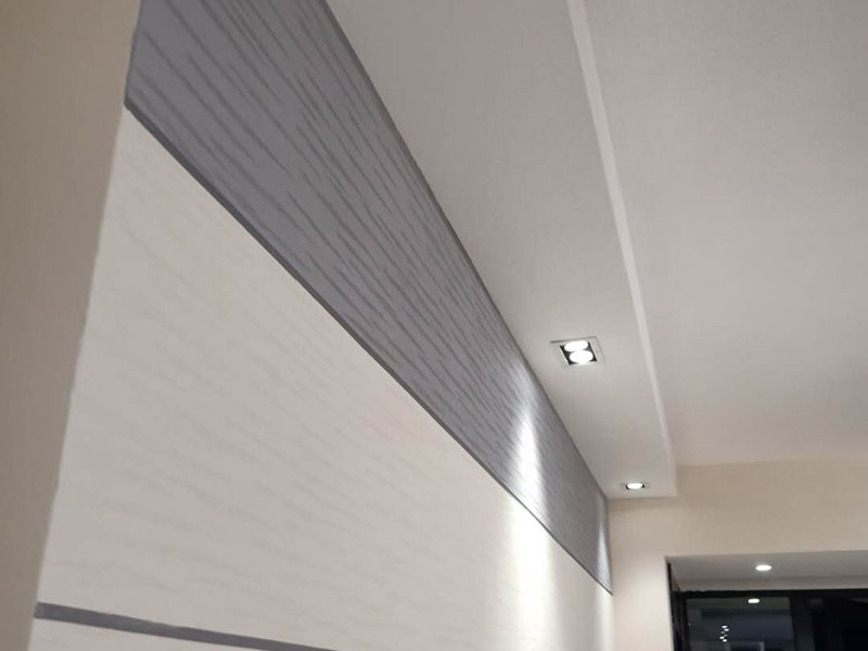 燈具插座安裝：1、吊燈：吊燈安裝在混凝土頂面上時，可采用預(yù)埋件、穿透螺栓及脹管螺栓緊固/2、吸頂燈：吸頂燈有圓形、方形或矩形底座（底盤），底座大小不等。3、壁燈根據(jù)底座的構(gòu)造可采用底臺或不用底臺，用底臺時應(yīng)先固定底臺，然后再將壁燈固定在底臺上。4、筒燈：根據(jù)筒燈尺寸、安裝位置在吊頂上劃線鉆孔，將吊頂內(nèi)預(yù)留電源線與筒燈連接通，調(diào)整筒燈固定彈簧片的蝶形螺母，使彈簧片的高度與吊頂厚度相同，把筒燈推入吊頂開孔處 , 并裝上合適的燈泡。