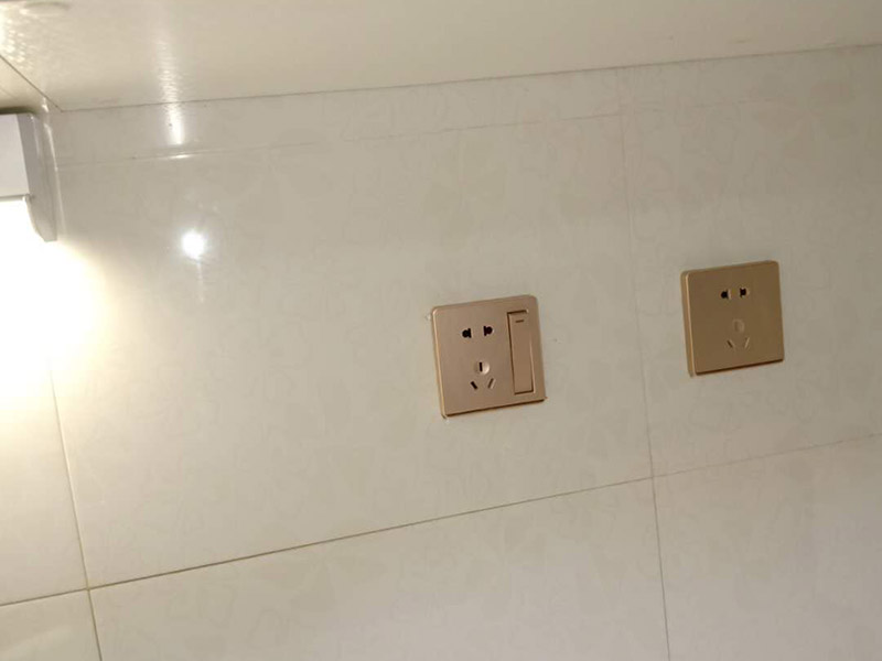 燈具插座安裝：1、吊燈：吊燈安裝在混凝土頂面上時，可采用預(yù)埋件、穿透螺栓及脹管螺栓緊固/2、吸頂燈：吸頂燈有圓形、方形或矩形底座（底盤），底座大小不等。3、壁燈根據(jù)底座的構(gòu)造可采用底臺或不用底臺，用底臺時應(yīng)先固定底臺，然后再將壁燈固定在底臺上。4、筒燈：根據(jù)筒燈尺寸、安裝位置在吊頂上劃線鉆孔，將吊頂內(nèi)預(yù)留電源線與筒燈連接通，調(diào)整筒燈固定彈簧片的蝶形螺母，使彈簧片的高度與吊頂厚度相同，把筒燈推入吊頂開孔處 , 并裝上合適的燈泡。