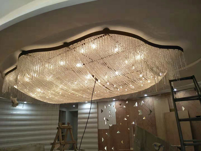 大型吊燈安裝：首先大致尺寸要測量好，確定位置；然后石膏板上鉆孔，然后埋設(shè)鐵件五金配件或者木條，用黏貼劑或者水泥漿將空洞的周邊補齊，等到差不多干燥了再接下來做。接著把鐵件或者木條固定，這是吊燈安裝的重要步驟，如果沒有固定好，使用壽命會受到影響。電線通過吊桿引入到燈芯里面，如果配套燈帶使用開關(guān)的，穿線的時候要注意線路的走向。最后就是燈罩、燈臂的安裝。用看、螺絲刀等工具將燈罩組裝好，安裝好后，通電試試就可以了，根據(jù)實際情況稍微調(diào)整下。