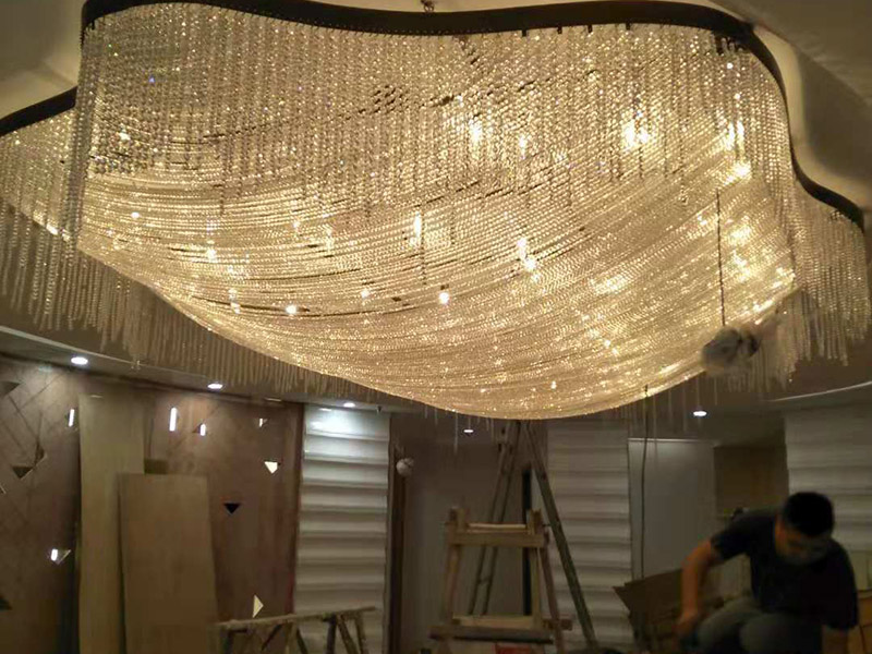 大型吊燈安裝：首先大致尺寸要測量好，確定位置；然后石膏板上鉆孔，然后埋設(shè)鐵件五金配件或者木條，用黏貼劑或者水泥漿將空洞的周邊補齊，等到差不多干燥了再接下來做。接著把鐵件或者木條固定，這是吊燈安裝的重要步驟，如果沒有固定好，使用壽命會受到影響。電線通過吊桿引入到燈芯里面，如果配套燈帶使用開關(guān)的，穿線的時候要注意線路的走向。最后就是燈罩、燈臂的安裝。用看、螺絲刀等工具將燈罩組裝好，安裝好后，通電試試就可以了，根據(jù)實際情況稍微調(diào)整下。