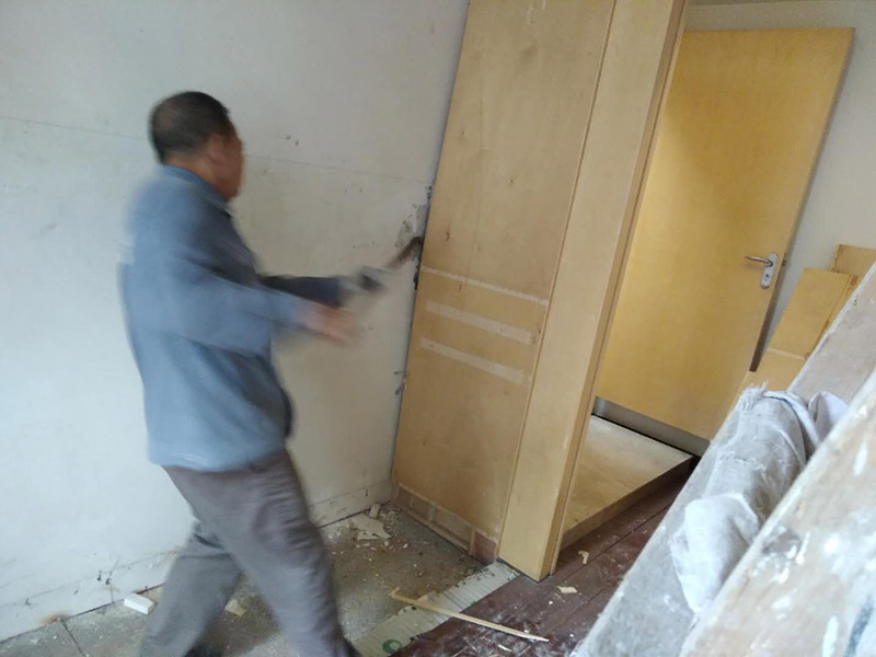 家具拆除維修：首先一般情況下，在組裝家具的時(shí)候，會(huì)用到的工具，在拆卸時(shí)同樣用得到，所以，一定要注意工具種類(lèi)。然后應(yīng)該盡量騰出足夠的空間，家具拆卸的時(shí)候，如果空間不夠是很難完成的，所以，我們可以將家具搬到一個(gè)寬敞的地方，然后進(jìn)行拆卸。在組裝家具的時(shí)候，通常是將家具放倒以后才能進(jìn)行工作，因此，拆卸的時(shí)候，同樣道理，先放倒再拆卸，以免看不清結(jié)構(gòu)導(dǎo)致?lián)p壞家具。在拆卸板式家具的時(shí)候，一定要先拆除小件，也就是一些輔助性的東西，最后在對(duì)大的框架進(jìn)行拆除，不要本末倒置，防止大的部分散掉損害小件部分。