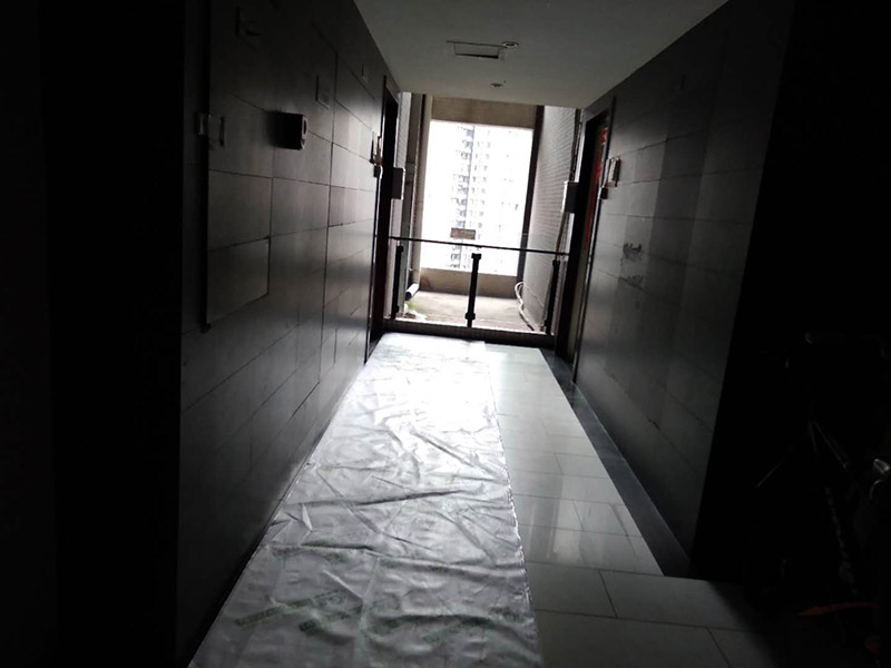 家具拆除維修：首先一般情況下，在組裝家具的時(shí)候，會(huì)用到的工具，在拆卸時(shí)同樣用得到，所以，一定要注意工具種類(lèi)。然后應(yīng)該盡量騰出足夠的空間，家具拆卸的時(shí)候，如果空間不夠是很難完成的，所以，我們可以將家具搬到一個(gè)寬敞的地方，然后進(jìn)行拆卸。在組裝家具的時(shí)候，通常是將家具放倒以后才能進(jìn)行工作，因此，拆卸的時(shí)候，同樣道理，先放倒再拆卸，以免看不清結(jié)構(gòu)導(dǎo)致?lián)p壞家具。在拆卸板式家具的時(shí)候，一定要先拆除小件，也就是一些輔助性的東西，最后在對(duì)大的框架進(jìn)行拆除，不要本末倒置，防止大的部分散掉損害小件部分。