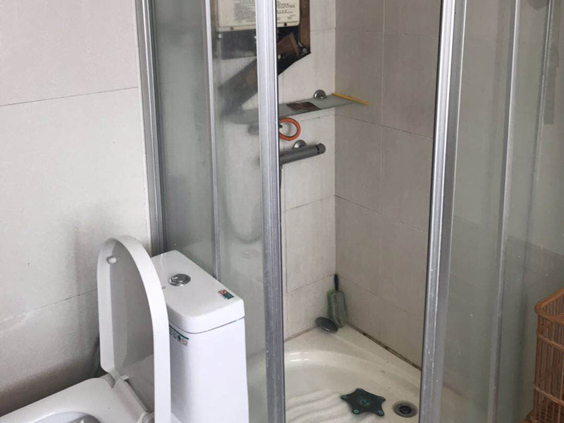 淋浴房維修：.如果淋浴房有底盆，那么首先將底盆安裝好。先將底盆零件組合起來，然后調(diào)節(jié)水平位置。底盆盆內(nèi)不能留有積水。底盆的軟管與地漏連接起來，并且連接牢固。框架結(jié)構(gòu)安裝好之后將玻璃嵌入，玻璃底部要夾緊鎖在底盆鉆孔位置，并用螺絲將其固定。頂管要安裝在玻璃上方，確定安裝位置用鉆機鉆孔，安裝好固定座后連接頂管。