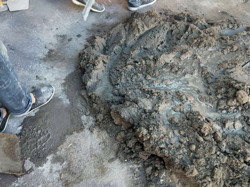 樓梯改造維修：鋼筋應選用正品鋼材，水泥選用正產42.5R，煉石或建牌品牌； 沙石水泥混合比例嚴格執(zhí)行建設部行業(yè)標準； 在鋼筋連接加固上，因現(xiàn)場情形千差萬別尤為講究慎重，大體操作上均選擇在不破壞原建筑結構前提下，首先用人工方式（這樣可最有效降低對原混泥土強度的破壞）鑿出相應位置原建筑結構鋼筋，后進行正確合理的布筋，以提高接點強度。 在時間上工期一般控制在9~15天，施工過程可與裝修水電項目同時進行，相互配合。