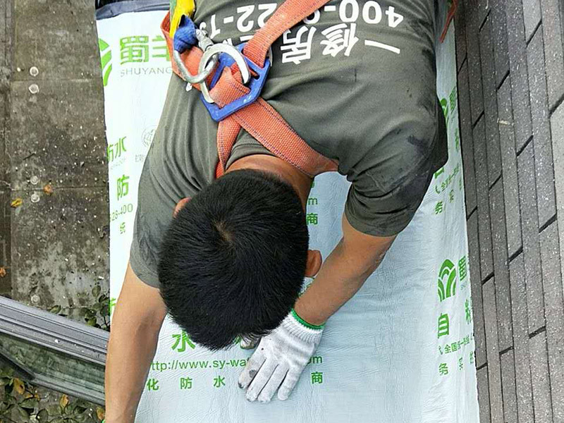 外陽臺(tái)防水維修：首先要確保地面有坡度，低的一邊為排水口。然后就是要確保陽臺(tái)和客廳或陽臺(tái)和起居室至少要有2～3公分的高度差。要使客廳和陽臺(tái)有這樣的高度差其實(shí)是很難的，因?yàn)榻ㄖ旧砜赡芨叨炔钪挥?公分左右。陽臺(tái)地面要確保排水系統(tǒng)的順暢，特別是陽臺(tái)養(yǎng)有植物時(shí)要定期清理，防止排水時(shí)堵塞地漏，以防止積水滲透進(jìn)居室。如果花園有人工照明的也要進(jìn)行防水處理，特別是燈具和防漏電開關(guān)，以免雨天發(fā)生漏電時(shí)造成傷害。