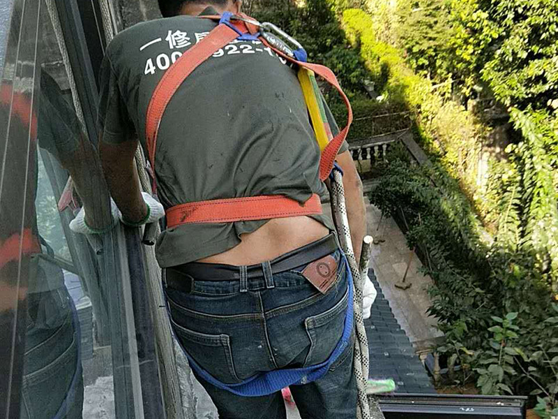 外陽臺(tái)防水維修：首先要確保地面有坡度，低的一邊為排水口。然后就是要確保陽臺(tái)和客廳或陽臺(tái)和起居室至少要有2～3公分的高度差。要使客廳和陽臺(tái)有這樣的高度差其實(shí)是很難的，因?yàn)榻ㄖ旧砜赡芨叨炔钪挥?公分左右。陽臺(tái)地面要確保排水系統(tǒng)的順暢，特別是陽臺(tái)養(yǎng)有植物時(shí)要定期清理，防止排水時(shí)堵塞地漏，以防止積水滲透進(jìn)居室。如果花園有人工照明的也要進(jìn)行防水處理，特別是燈具和防漏電開關(guān)，以免雨天發(fā)生漏電時(shí)造成傷害。