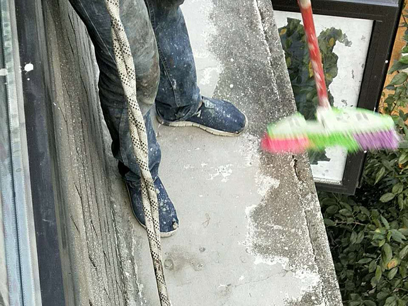 外陽臺(tái)防水維修：首先要確保地面有坡度，低的一邊為排水口。然后就是要確保陽臺(tái)和客廳或陽臺(tái)和起居室至少要有2～3公分的高度差。要使客廳和陽臺(tái)有這樣的高度差其實(shí)是很難的，因?yàn)榻ㄖ旧砜赡芨叨炔钪挥?公分左右。陽臺(tái)地面要確保排水系統(tǒng)的順暢，特別是陽臺(tái)養(yǎng)有植物時(shí)要定期清理，防止排水時(shí)堵塞地漏，以防止積水滲透進(jìn)居室。如果花園有人工照明的也要進(jìn)行防水處理，特別是燈具和防漏電開關(guān)，以免雨天發(fā)生漏電時(shí)造成傷害。