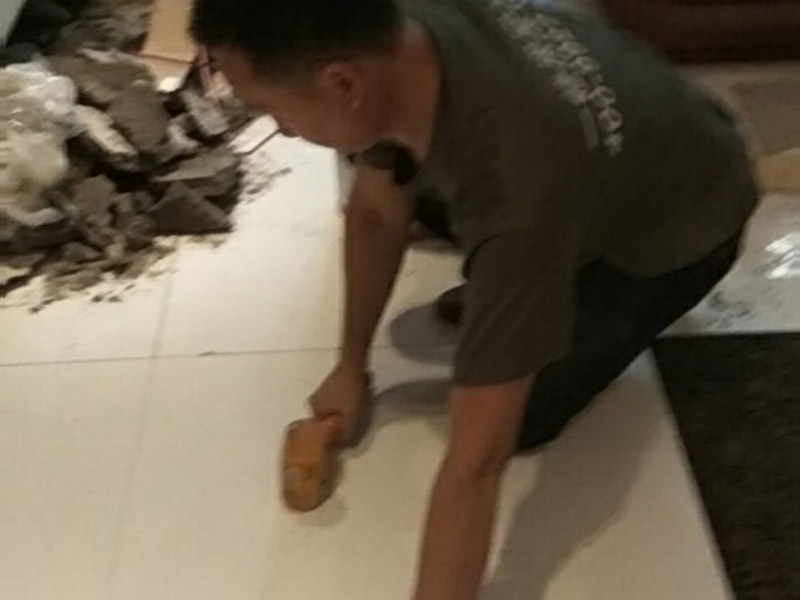 瓷磚重新鋪貼：1、基層處理：把沾在基層上的浮漿、落地灰等用暫子或鋼絲刷清理掉，再用掃帚將浮土清掃干凈。2、找標(biāo)高：根據(jù)水平標(biāo)準(zhǔn)線和設(shè)計(jì)厚度，在四周墻、柱上彈出面層的上平標(biāo)高控制線。3、鋪設(shè)結(jié)合層砂漿：鋪設(shè)前應(yīng)將基底濕潤(rùn)，并在基底上刷一道素水泥漿或界面結(jié)合劑，隨刷隨鋪設(shè)攪拌均勻的干硬性水泥砂漿。4、鋪磚：將磚放置在于拌料上，用橡皮錘找平，之后將磚拿起，在干拌料上澆適量素水泥漿，同時(shí)在磚背面涂厚度約lnm的素水泥膏，再將磚放置在找過平的干拌料上，用橡皮錘按標(biāo)高控制線和方正控制線坐平坐正。5、養(yǎng)護(hù)：當(dāng)磚面層鋪貼完24h內(nèi)應(yīng)開始澆水養(yǎng)護(hù)，養(yǎng)護(hù)時(shí)間不得小于7d。