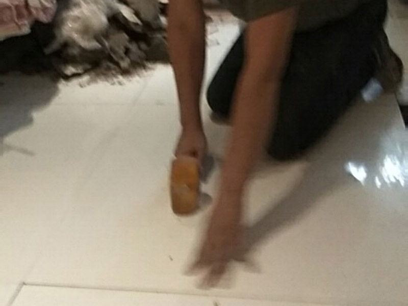 瓷磚重新鋪貼：1、基層處理：把沾在基層上的浮漿、落地灰等用暫子或鋼絲刷清理掉，再用掃帚將浮土清掃干凈。2、找標(biāo)高：根據(jù)水平標(biāo)準(zhǔn)線和設(shè)計(jì)厚度，在四周墻、柱上彈出面層的上平標(biāo)高控制線。3、鋪設(shè)結(jié)合層砂漿：鋪設(shè)前應(yīng)將基底濕潤(rùn)，并在基底上刷一道素水泥漿或界面結(jié)合劑，隨刷隨鋪設(shè)攪拌均勻的干硬性水泥砂漿。4、鋪磚：將磚放置在于拌料上，用橡皮錘找平，之后將磚拿起，在干拌料上澆適量素水泥漿，同時(shí)在磚背面涂厚度約lnm的素水泥膏，再將磚放置在找過平的干拌料上，用橡皮錘按標(biāo)高控制線和方正控制線坐平坐正。5、養(yǎng)護(hù)：當(dāng)磚面層鋪貼完24h內(nèi)應(yīng)開始澆水養(yǎng)護(hù)，養(yǎng)護(hù)時(shí)間不得小于7d。