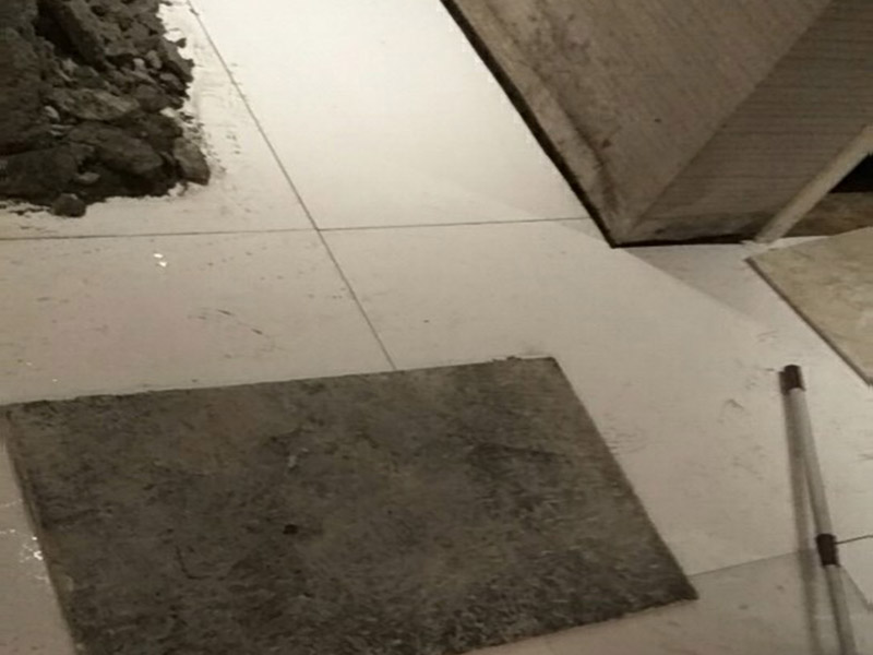 瓷磚重新鋪貼：1、基層處理：把沾在基層上的浮漿、落地灰等用暫子或鋼絲刷清理掉，再用掃帚將浮土清掃干凈。2、找標(biāo)高：根據(jù)水平標(biāo)準(zhǔn)線和設(shè)計(jì)厚度，在四周墻、柱上彈出面層的上平標(biāo)高控制線。3、鋪設(shè)結(jié)合層砂漿：鋪設(shè)前應(yīng)將基底濕潤(rùn)，并在基底上刷一道素水泥漿或界面結(jié)合劑，隨刷隨鋪設(shè)攪拌均勻的干硬性水泥砂漿。4、鋪磚：將磚放置在于拌料上，用橡皮錘找平，之后將磚拿起，在干拌料上澆適量素水泥漿，同時(shí)在磚背面涂厚度約lnm的素水泥膏，再將磚放置在找過平的干拌料上，用橡皮錘按標(biāo)高控制線和方正控制線坐平坐正。5、養(yǎng)護(hù)：當(dāng)磚面層鋪貼完24h內(nèi)應(yīng)開始澆水養(yǎng)護(hù)，養(yǎng)護(hù)時(shí)間不得小于7d。