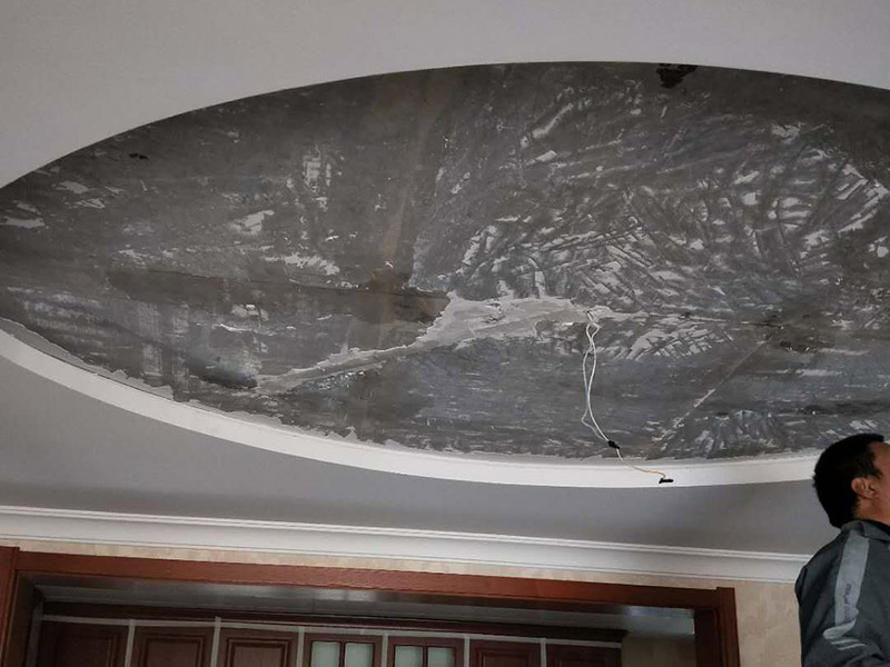 吊頂改造維修：吊頂施工的前期準(zhǔn)備工作尤為重要，包括測(cè)量和選材等步驟，在正式施工前，工人先要用水平管來(lái)測(cè)量墻面彈的墨線是否水平，只有保證了基礎(chǔ)線的確實(shí)水平，才不會(huì)讓后來(lái)安裝的吊頂產(chǎn)生傾斜或存在高低落差。石膏板吊頂需要固定在牢固的木質(zhì)龍骨框架上，因此之前對(duì)龍骨材料的仔細(xì)挑選就成為了必不可少的步驟，建議大家盡量選擇握釘力較好的松木材質(zhì)。因?yàn)辇埞鞘悄举|(zhì)的，因此必須注意防火，規(guī)范的做法是現(xiàn)在龍骨表面均勻涂刷防火涂料，等整根龍骨都見(jiàn)白了，再釘在墻上，這能保證其與墻壁接觸的地方也刷到防火涂料。