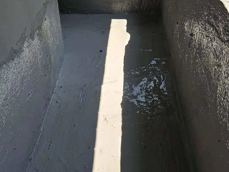 小露臺(tái)防水施工：1、選好防水涂料：涂料選好了，防水就成功了一大半。沒(méi)有優(yōu)良的性能和良好的保護(hù)措施，難以達(dá)到要求的耐久年限。所以應(yīng)選擇抗拉強(qiáng)度高、延伸率大、耐老化好的防水材料。 　　2.坡度設(shè)計(jì)：首先要確保地面有坡度，低的一邊為排水口。然后就是要確保陽(yáng)臺(tái)和客廳或陽(yáng)臺(tái)和起居室至少要有2～3公分的高度差。一般情況下要使客廳和陽(yáng)臺(tái)有這樣的高度差其實(shí)是很有難度的，因?yàn)榻ㄖ旧砜赡芨叨炔钪挥?公分左右。建議用一塊大理石板來(lái)做裝飾，既實(shí)用又美觀。 　　3.在露臺(tái)地面要確保排水系統(tǒng)的順暢，特別是陽(yáng)臺(tái)養(yǎng)有植物時(shí)要定期清理，防止排水時(shí)堵塞地漏，以防止積水滲透進(jìn)居室。