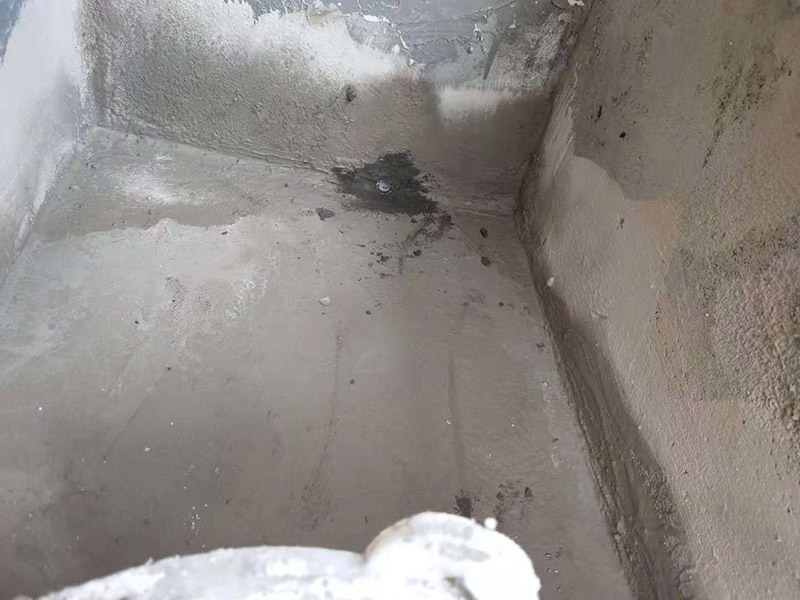 小露臺(tái)防水施工：1、選好防水涂料：涂料選好了，防水就成功了一大半。沒(méi)有優(yōu)良的性能和良好的保護(hù)措施，難以達(dá)到要求的耐久年限。所以應(yīng)選擇抗拉強(qiáng)度高、延伸率大、耐老化好的防水材料。 　　2.坡度設(shè)計(jì)：首先要確保地面有坡度，低的一邊為排水口。然后就是要確保陽(yáng)臺(tái)和客廳或陽(yáng)臺(tái)和起居室至少要有2～3公分的高度差。一般情況下要使客廳和陽(yáng)臺(tái)有這樣的高度差其實(shí)是很有難度的，因?yàn)榻ㄖ旧砜赡芨叨炔钪挥?公分左右。建議用一塊大理石板來(lái)做裝飾，既實(shí)用又美觀。 　　3.在露臺(tái)地面要確保排水系統(tǒng)的順暢，特別是陽(yáng)臺(tái)養(yǎng)有植物時(shí)要定期清理，防止排水時(shí)堵塞地漏，以防止積水滲透進(jìn)居室。