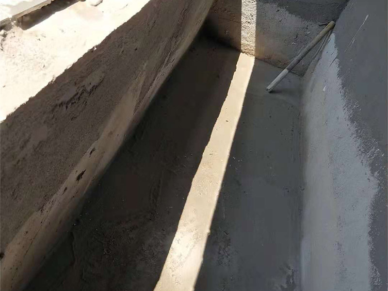 小露臺(tái)防水施工：1、選好防水涂料：涂料選好了，防水就成功了一大半。沒(méi)有優(yōu)良的性能和良好的保護(hù)措施，難以達(dá)到要求的耐久年限。所以應(yīng)選擇抗拉強(qiáng)度高、延伸率大、耐老化好的防水材料。 　　2.坡度設(shè)計(jì)：首先要確保地面有坡度，低的一邊為排水口。然后就是要確保陽(yáng)臺(tái)和客廳或陽(yáng)臺(tái)和起居室至少要有2～3公分的高度差。一般情況下要使客廳和陽(yáng)臺(tái)有這樣的高度差其實(shí)是很有難度的，因?yàn)榻ㄖ旧砜赡芨叨炔钪挥?公分左右。建議用一塊大理石板來(lái)做裝飾，既實(shí)用又美觀。 　　3.在露臺(tái)地面要確保排水系統(tǒng)的順暢，特別是陽(yáng)臺(tái)養(yǎng)有植物時(shí)要定期清理，防止排水時(shí)堵塞地漏，以防止積水滲透進(jìn)居室。