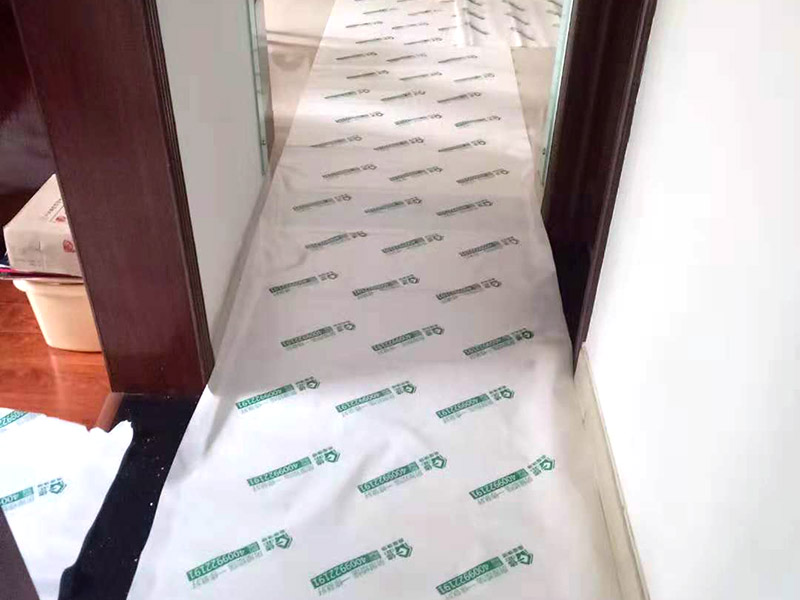 過(guò)道成品保護(hù)：各種裝修物料的進(jìn)場(chǎng)以及各種建筑裝修垃圾的清理，都會(huì)經(jīng)過(guò)入戶門，這些物品在搬運(yùn)的過(guò)程中，難免會(huì)和入戶門發(fā)生磕碰，造成入戶門的磕碰劃傷，所以，第一個(gè)需要做好成品保護(hù)的地方就是入戶門。 在裝修開(kāi)工前直到家具進(jìn)場(chǎng)期間，都需要對(duì)入戶門進(jìn)行保護(hù)！可以使用成品保護(hù)膜將門包裹。 地面瓷磚鋪貼完后，用成品保護(hù)膜覆蓋磚面，既可以防止裝修時(shí)的沙子磨傷地面，同時(shí)也能有效地防止油漆涂料等有色液體滴落磚面，造成地面污染。