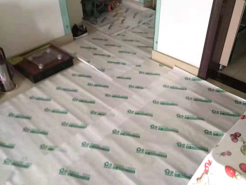 過(guò)道成品保護(hù)：各種裝修物料的進(jìn)場(chǎng)以及各種建筑裝修垃圾的清理，都會(huì)經(jīng)過(guò)入戶門，這些物品在搬運(yùn)的過(guò)程中，難免會(huì)和入戶門發(fā)生磕碰，造成入戶門的磕碰劃傷，所以，第一個(gè)需要做好成品保護(hù)的地方就是入戶門。 在裝修開(kāi)工前直到家具進(jìn)場(chǎng)期間，都需要對(duì)入戶門進(jìn)行保護(hù)！可以使用成品保護(hù)膜將門包裹。 地面瓷磚鋪貼完后，用成品保護(hù)膜覆蓋磚面，既可以防止裝修時(shí)的沙子磨傷地面，同時(shí)也能有效地防止油漆涂料等有色液體滴落磚面，造成地面污染。