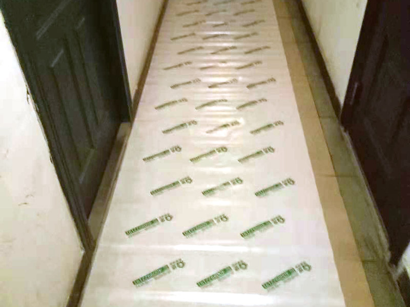 過(guò)道成品保護(hù)：各種裝修物料的進(jìn)場(chǎng)以及各種建筑裝修垃圾的清理，都會(huì)經(jīng)過(guò)入戶門，這些物品在搬運(yùn)的過(guò)程中，難免會(huì)和入戶門發(fā)生磕碰，造成入戶門的磕碰劃傷，所以，第一個(gè)需要做好成品保護(hù)的地方就是入戶門。 在裝修開(kāi)工前直到家具進(jìn)場(chǎng)期間，都需要對(duì)入戶門進(jìn)行保護(hù)！可以使用成品保護(hù)膜將門包裹。 地面瓷磚鋪貼完后，用成品保護(hù)膜覆蓋磚面，既可以防止裝修時(shí)的沙子磨傷地面，同時(shí)也能有效地防止油漆涂料等有色液體滴落磚面，造成地面污染。