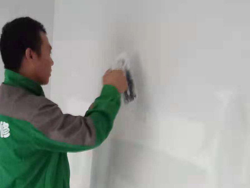 過(guò)道成品保護(hù)：各種裝修物料的進(jìn)場(chǎng)以及各種建筑裝修垃圾的清理，都會(huì)經(jīng)過(guò)入戶門，這些物品在搬運(yùn)的過(guò)程中，難免會(huì)和入戶門發(fā)生磕碰，造成入戶門的磕碰劃傷，所以，第一個(gè)需要做好成品保護(hù)的地方就是入戶門。 在裝修開(kāi)工前直到家具進(jìn)場(chǎng)期間，都需要對(duì)入戶門進(jìn)行保護(hù)！可以使用成品保護(hù)膜將門包裹。 地面瓷磚鋪貼完后，用成品保護(hù)膜覆蓋磚面，既可以防止裝修時(shí)的沙子磨傷地面，同時(shí)也能有效地防止油漆涂料等有色液體滴落磚面，造成地面污染。