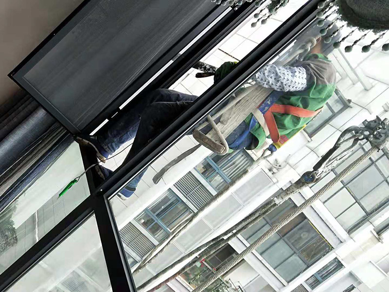 外墻窗戶打膠：在給斷橋鋁門窗打膠的時候，如果需要在室外才能打膠的話，必須在室外打膠，因為如果勉強在室內進行打膠的話，顯然打出來的膠會不均勻，這樣就起不到防水的作用了。其次，在給斷橋鋁門窗打膠的時候，需要將斷橋鋁門窗邊上的膠帶給處理掉，不要粘在上面就進行打膠防水了，這個也是比較重要的，否則時間久了之后，膠帶脫膠，防水效果就沒有了。之后，在給斷橋鋁門窗打膠的時候，盡可能的使用滿膠，然后用上另外一罐膠繼續(xù)打，這樣打不出來不美觀之外，還會出現(xiàn)氣泡，防水效果極差。接著，在給斷橋鋁門窗打膠之前，適當的修復一下需要打膠的位置，尤其是有一些水泥等藏起來的物體，因為那是會影響打膠后的效果的，需要處理好再打膠，效果會好很多。最后，需要處理掉周圍多余的膠，如果出現(xiàn)明顯的氣孔的話，我們只能適當補膠，需要用小的頭子來補膠。