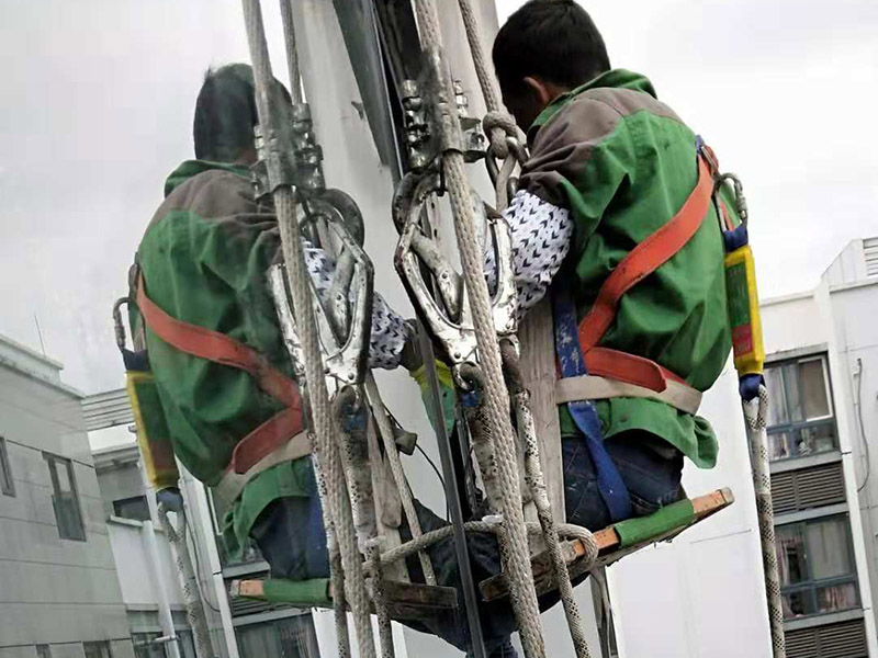 外墻窗戶打膠：在給斷橋鋁門窗打膠的時候，如果需要在室外才能打膠的話，必須在室外打膠，因為如果勉強在室內進行打膠的話，顯然打出來的膠會不均勻，這樣就起不到防水的作用了。其次，在給斷橋鋁門窗打膠的時候，需要將斷橋鋁門窗邊上的膠帶給處理掉，不要粘在上面就進行打膠防水了，這個也是比較重要的，否則時間久了之后，膠帶脫膠，防水效果就沒有了。之后，在給斷橋鋁門窗打膠的時候，盡可能的使用滿膠，然后用上另外一罐膠繼續(xù)打，這樣打不出來不美觀之外，還會出現(xiàn)氣泡，防水效果極差。接著，在給斷橋鋁門窗打膠之前，適當的修復一下需要打膠的位置，尤其是有一些水泥等藏起來的物體，因為那是會影響打膠后的效果的，需要處理好再打膠，效果會好很多。最后，需要處理掉周圍多余的膠，如果出現(xiàn)明顯的氣孔的話，我們只能適當補膠，需要用小的頭子來補膠。