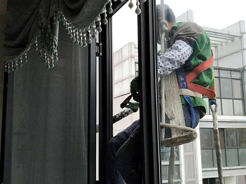 外墻窗戶打膠：在給斷橋鋁門窗打膠的時候，如果需要在室外才能打膠的話，必須在室外打膠，因為如果勉強在室內進行打膠的話，顯然打出來的膠會不均勻，這樣就起不到防水的作用了。其次，在給斷橋鋁門窗打膠的時候，需要將斷橋鋁門窗邊上的膠帶給處理掉，不要粘在上面就進行打膠防水了，這個也是比較重要的，否則時間久了之后，膠帶脫膠，防水效果就沒有了。之后，在給斷橋鋁門窗打膠的時候，盡可能的使用滿膠，然后用上另外一罐膠繼續(xù)打，這樣打不出來不美觀之外，還會出現(xiàn)氣泡，防水效果極差。接著，在給斷橋鋁門窗打膠之前，適當的修復一下需要打膠的位置，尤其是有一些水泥等藏起來的物體，因為那是會影響打膠后的效果的，需要處理好再打膠，效果會好很多。最后，需要處理掉周圍多余的膠，如果出現(xiàn)明顯的氣孔的話，我們只能適當補膠，需要用小的頭子來補膠。