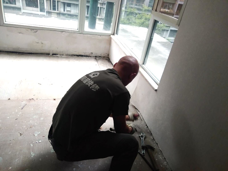 地板拆除維修：復(fù)合木地板拆除工藝比較簡(jiǎn)單，清除房間的家具后，使用平口螺絲刀將踢腳線撬開，再沿著踢腳線邊緣將墻角的地板撬開并拆除，這塊地板可能會(huì)破損，但是其他地板就可以完整拆除了，帶有鎖扣結(jié)構(gòu)的復(fù)合木地板要順應(yīng)地板的長(zhǎng)邊抽出，這樣會(huì)比較輕松。拆除后的復(fù)合木地板沒有保留價(jià)值，一般都要清運(yùn)出場(chǎng)最后將鋪至地板下防潮氈揭開，底層可能會(huì)有潮濕，這時(shí)要開窗通風(fēng)，待地面完全工燥后再鋪設(shè)新地板。 實(shí)木地板的拆除工藝比較復(fù)雜，拆除踢腳線后仍從墻角邊緣開始，使用起釘錘將木地板撬起抽出，由于實(shí)木地板安裝在木龍骨上，撬起時(shí)會(huì)有一定的彈性，施工難度較大，但是不能使用切割機(jī)，因?yàn)榍懈顧C(jī)容易破壞地面和固定木龍骨的膨脹螺栓而產(chǎn)生火花。