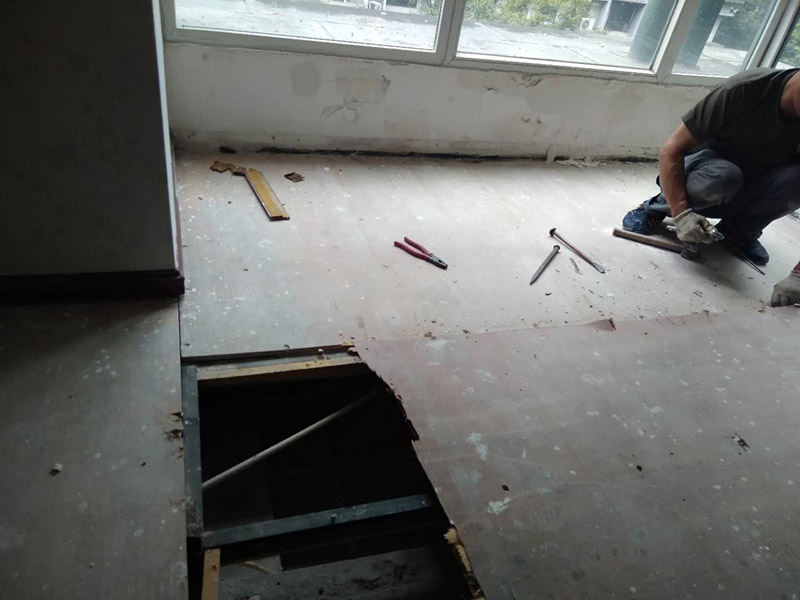 地板拆除維修：復(fù)合木地板拆除工藝比較簡(jiǎn)單，清除房間的家具后，使用平口螺絲刀將踢腳線撬開，再沿著踢腳線邊緣將墻角的地板撬開并拆除，這塊地板可能會(huì)破損，但是其他地板就可以完整拆除了，帶有鎖扣結(jié)構(gòu)的復(fù)合木地板要順應(yīng)地板的長(zhǎng)邊抽出，這樣會(huì)比較輕松。拆除后的復(fù)合木地板沒有保留價(jià)值，一般都要清運(yùn)出場(chǎng)最后將鋪至地板下防潮氈揭開，底層可能會(huì)有潮濕，這時(shí)要開窗通風(fēng)，待地面完全工燥后再鋪設(shè)新地板。 實(shí)木地板的拆除工藝比較復(fù)雜，拆除踢腳線后仍從墻角邊緣開始，使用起釘錘將木地板撬起抽出，由于實(shí)木地板安裝在木龍骨上，撬起時(shí)會(huì)有一定的彈性，施工難度較大，但是不能使用切割機(jī)，因?yàn)榍懈顧C(jī)容易破壞地面和固定木龍骨的膨脹螺栓而產(chǎn)生火花。