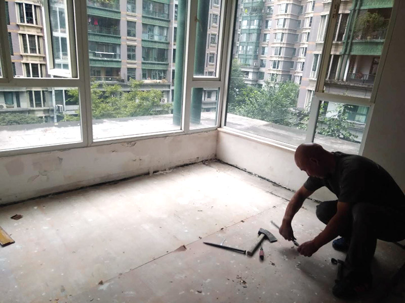 地板拆除維修：復(fù)合木地板拆除工藝比較簡(jiǎn)單，清除房間的家具后，使用平口螺絲刀將踢腳線撬開，再沿著踢腳線邊緣將墻角的地板撬開并拆除，這塊地板可能會(huì)破損，但是其他地板就可以完整拆除了，帶有鎖扣結(jié)構(gòu)的復(fù)合木地板要順應(yīng)地板的長(zhǎng)邊抽出，這樣會(huì)比較輕松。拆除后的復(fù)合木地板沒有保留價(jià)值，一般都要清運(yùn)出場(chǎng)最后將鋪至地板下防潮氈揭開，底層可能會(huì)有潮濕，這時(shí)要開窗通風(fēng)，待地面完全工燥后再鋪設(shè)新地板。 實(shí)木地板的拆除工藝比較復(fù)雜，拆除踢腳線后仍從墻角邊緣開始，使用起釘錘將木地板撬起抽出，由于實(shí)木地板安裝在木龍骨上，撬起時(shí)會(huì)有一定的彈性，施工難度較大，但是不能使用切割機(jī)，因?yàn)榍懈顧C(jī)容易破壞地面和固定木龍骨的膨脹螺栓而產(chǎn)生火花。