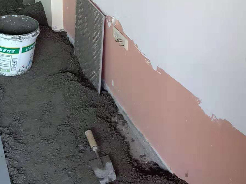 客廳地磚鋪貼：鋪貼的工具包括橡膠錘和粘結(jié)劑。在進(jìn)行施工之前先把所需要的這些材料都整理好放在一旁備用；基層的處理工作對(duì)瓷磚的平整度有很大的影響，對(duì)于基層要做好清潔工作，還有找平工作。放樣：在進(jìn)行瓷磚的鋪貼工作之前還事先找好垂直線，這樣可以在鋪貼的時(shí)候找到瓷磚的水平線，讓瓷磚鋪貼的更加的平整。粘結(jié)劑加水?dāng)嚢杈鶆?，靜置10分鐘之后就可以使用。將瓷磚表面的浮灰清除，再在瓷磚背面均勻的涂抹上粘結(jié)劑，按照預(yù)鋪的順序?qū)⒋纱u鋪貼在地面上，最后用橡膠錘輕輕拍打至服帖齊整。