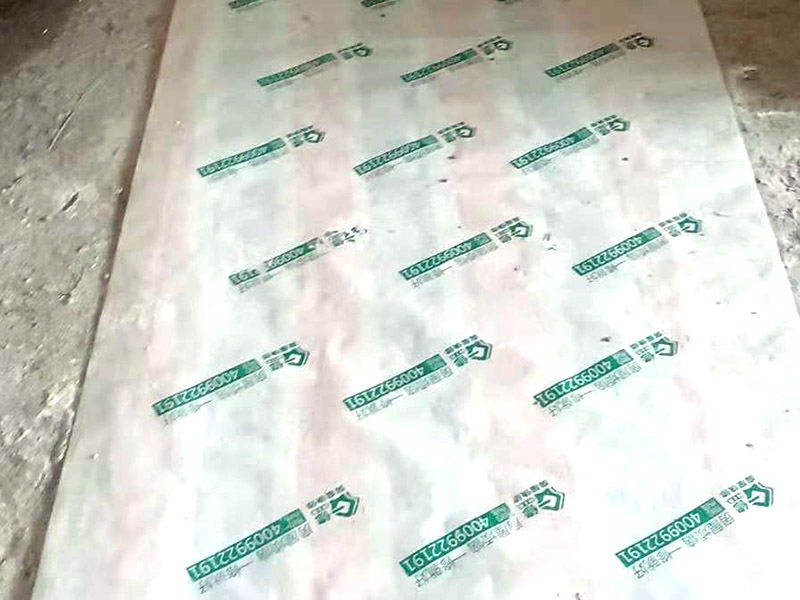 客廳地磚鋪貼：鋪貼的工具包括橡膠錘和粘結(jié)劑。在進(jìn)行施工之前先把所需要的這些材料都整理好放在一旁備用；基層的處理工作對(duì)瓷磚的平整度有很大的影響，對(duì)于基層要做好清潔工作，還有找平工作。放樣：在進(jìn)行瓷磚的鋪貼工作之前還事先找好垂直線，這樣可以在鋪貼的時(shí)候找到瓷磚的水平線，讓瓷磚鋪貼的更加的平整。粘結(jié)劑加水?dāng)嚢杈鶆?，靜置10分鐘之后就可以使用。將瓷磚表面的浮灰清除，再在瓷磚背面均勻的涂抹上粘結(jié)劑，按照預(yù)鋪的順序?qū)⒋纱u鋪貼在地面上，最后用橡膠錘輕輕拍打至服帖齊整。