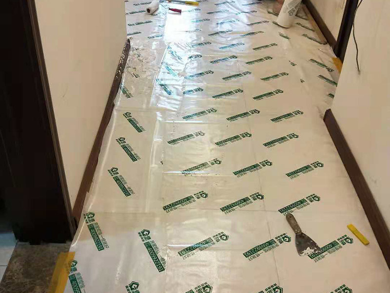 墻面起霉空鼓維修：確定空鼓的具體位置，用粉筆畫出切割線，切割線比空鼓部位寬出不少于100mm。切割線必須整潔規(guī)范，做成長方形或正方形。畫好切割線后用砂輪切割機切開，禁止未切割就直接打鑿。打鑿必須干凈，清理到基層。掛鋼絲網(wǎng)，噴霧器灑水濕潤。先在底面及四周刷801膠素水泥漿一遍，12小時內(nèi)進行噴水養(yǎng)護不少于3天。分兩次用和原面層相同材料的1:2水泥砂漿填補并搓平。修補完后用噴霧器噴水養(yǎng)護不少于3天。