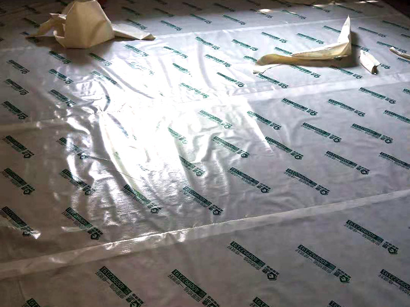 墻面起霉空鼓維修：確定空鼓的具體位置，用粉筆畫出切割線，切割線比空鼓部位寬出不少于100mm。切割線必須整潔規(guī)范，做成長方形或正方形。畫好切割線后用砂輪切割機切開，禁止未切割就直接打鑿。打鑿必須干凈，清理到基層。掛鋼絲網(wǎng)，噴霧器灑水濕潤。先在底面及四周刷801膠素水泥漿一遍，12小時內(nèi)進行噴水養(yǎng)護不少于3天。分兩次用和原面層相同材料的1:2水泥砂漿填補并搓平。修補完后用噴霧器噴水養(yǎng)護不少于3天。